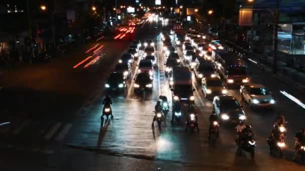 Akşam zaman atlamalı. Bulanık hareket ışıklarla akan ağır trafik sıkışıklığı — Stok video