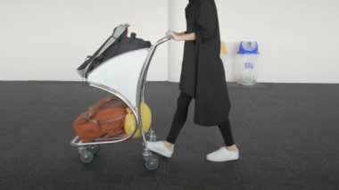 Kız kadın yolcu bacaklar, yürüme arabası durumda Havalimanı terminal