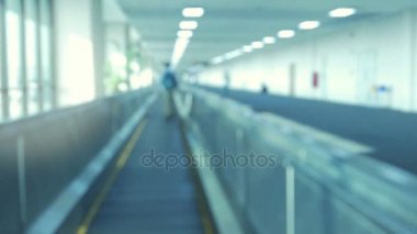 Hareketli kaldırım insanlarla bir havaalanında