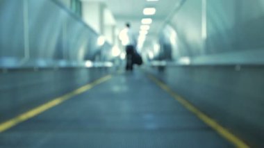 Hareketli kaldırım insanlarla bir havaalanında