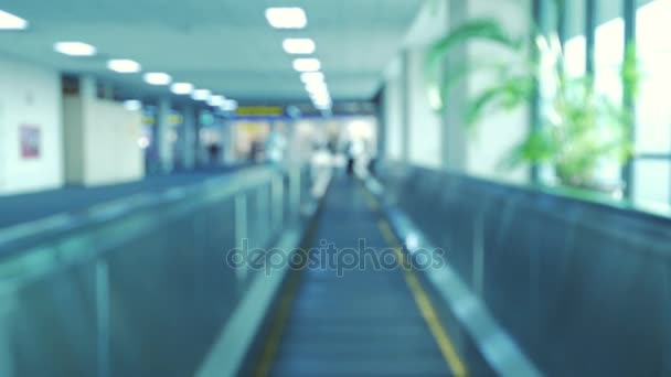 Mover la acera en un aeropuerto con personas — Vídeo de stock