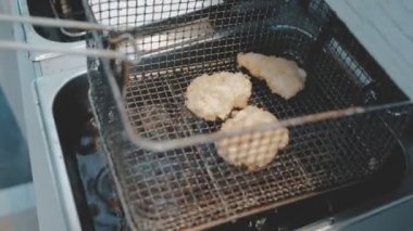 Bir fritöz kızarmış balık fileto