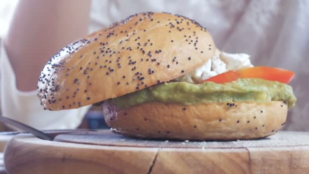 Homemade veggie hamburger geserveerd op houten tafel. — Stockvideo