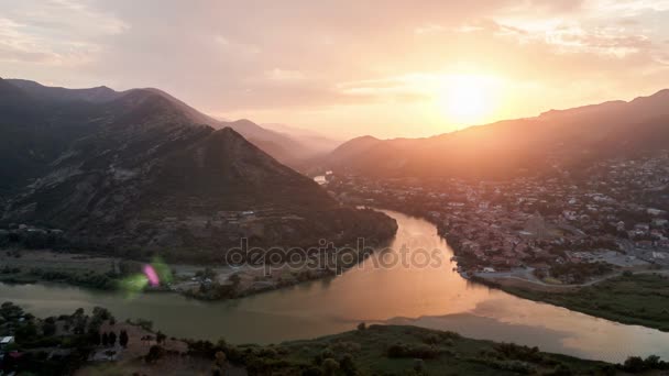 Timelapse van bovenaanzicht van Mtskheta, Georgië, The Old Town op zonsondergang — Stockvideo