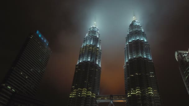 Kuala Lumpur, Malezya, Timelapse bulutlar Petronas Kuleleri arasında taşıma — Stok video