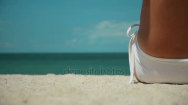 Taze hindistan cevizi su ile saman beach eğlenceye içme kadın 3 çekim tatil