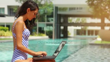 kadın modeli çalışma serbest yüzme havuzunda laptop. 3 çekim