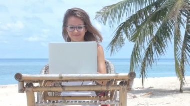 Genç kadın serbest meslek içinde laptop sahilde çalışma. Serbest çalışma, 6 atış