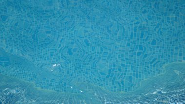 Bir yüzme havuzunda doğal parlak mavi su