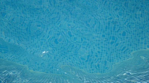 Agua azul brillante natural en una piscina —  Fotos de Stock