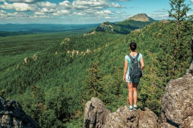 Güzel manzara ile dağlar'da sırt çantası yürüyüş ile kadın Traveler