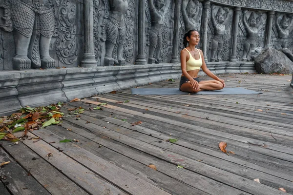 Junge asiatische Frau praktiziert Yoga während eines Yoga-Retreats in Asien — Stockfoto