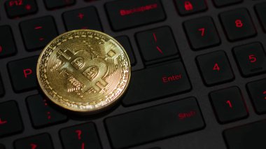 klavye üzerinde altın bitcoin