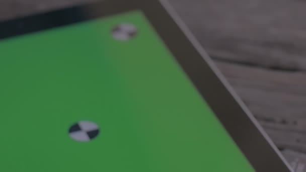 比特和平板电脑为您的内容提供绿色屏幕 — 图库视频影像