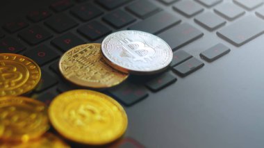 klavye üzerinde altın ve gümüş bitcoins