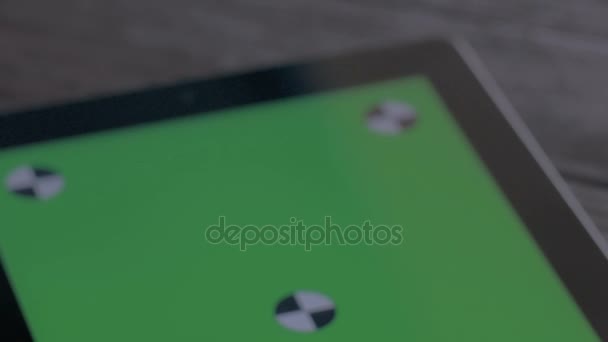 Bitcoin e tablet con schermo verde per i tuoi contenuti — Video Stock