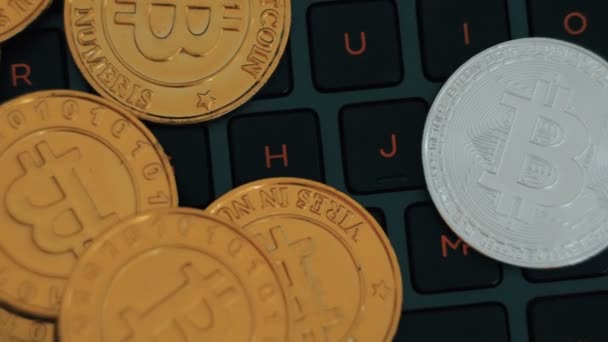 Bitcoins dorés et argentés sur clavier, gros plan extrême, dolly shot — Video