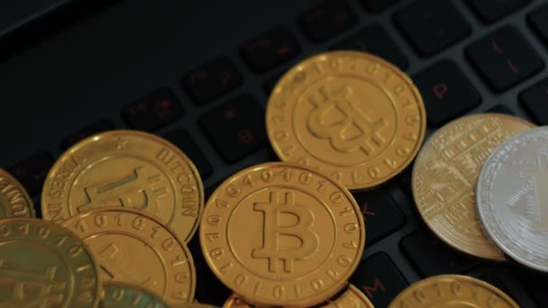 Bitcoins dorés et argentés sur clavier, gros plan extrême, dolly shot — Video