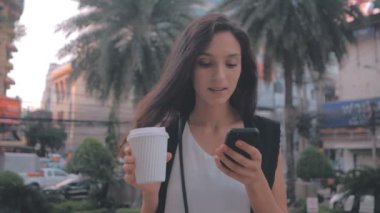 Smartphone ve şehirde, atış steadicam kahve kadın ile