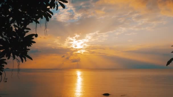 Increíble puesta de sol sobre la playa tropical — Vídeos de Stock