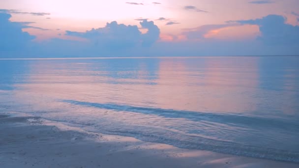 美丽的日落，在海滩上，令人惊异的颜色 — 图库视频影像