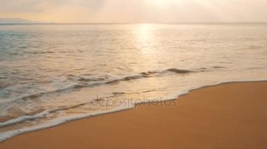 Sahilde, denize altın bir gün batımının pastoral sahne günbatımı