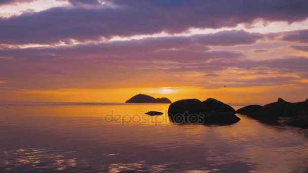 Pôr do sol no mar. Clouds Timelapse . — Vídeo de Stock