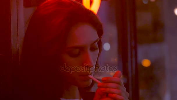 Vacker och sexig tjej röker en cigarett i röd neon ljus — Stockvideo