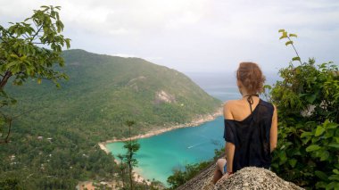 Kız ısmarlayarak bir yükseklikte adanın tadını çıkarın