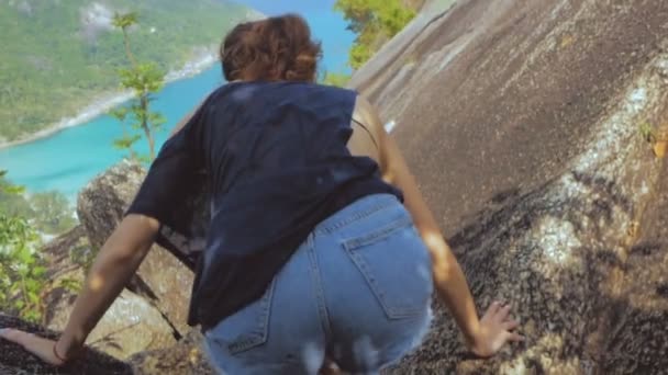 Ragazza godere di una vista pittoresca dell'isola ad un'altezza — Video Stock