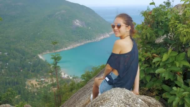 Ragazza godere di una vista pittoresca dell'isola ad un'altezza, sorridente sulla macchina fotografica — Video Stock