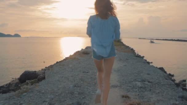 Giovane bella ragazza correre al tramonto, Sopra la spalla colpo, colpo steadicam — Video Stock