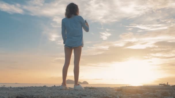 Brunette prenant une photo du coucher du soleil, prise de vue steadicam — Video