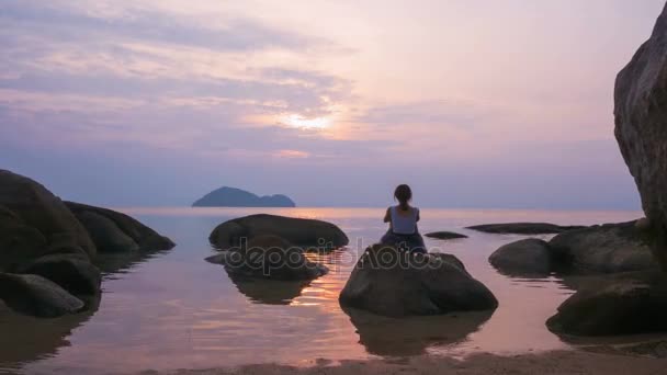 Einsames Mädchen beobachtet Sonnenuntergang auf See, Zeitraffer — Stockvideo