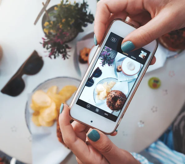 รูปอาหารของเบเกิลกับแซลมอนและมันฝรั่งทอด สําหรับเครือข่ายสังคม — ภาพถ่ายสต็อก