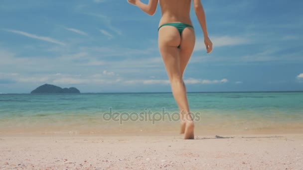 Σέξι γυναίκα που τρέχει στη θάλασσα τόπλες, διακοπές διακοπές ταξίδια. — Αρχείο Βίντεο