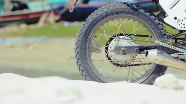 Çarkı dönmeye başlayan ve toprak ve kum kadar tekme motocross Kiralama