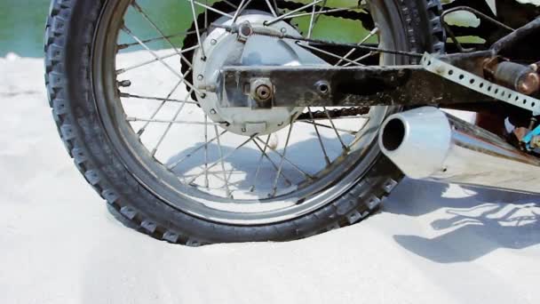 Колесо мотокрос-велосипеда починає крутитися і підніматися на землю і пісок — стокове відео