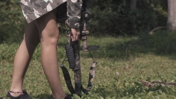 3 em 1 vídeo. loira em camuflagem jaqueta está atirando de uma besta câmera lenta — Vídeo de Stock