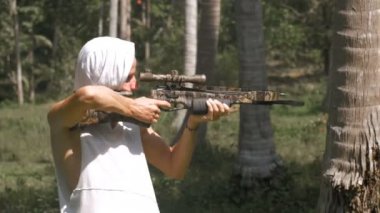 Beyaz ceketli adamı bir yaylı tüfek ateş ediyor