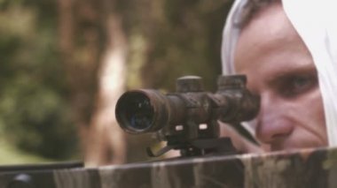 2 in 1 video. Beyaz ceketli adamı tatar yayı yavaş--dan ateş ediyor