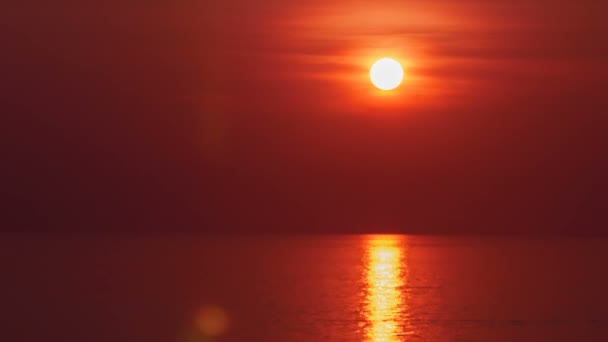 Schöner Sonnenuntergang oder Sonnenaufgang im Zeitraffer. Nahaufnahme der Sonne — Stockvideo