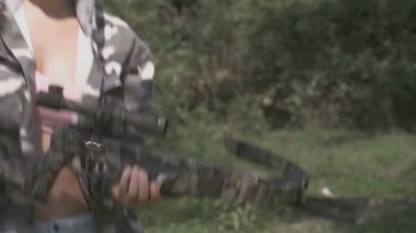 kamuflaj ceketli sarışın bir tatar yayı yeniden yükleme
