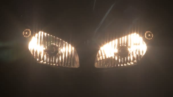 Close-up van koplamp sport motorfiets op night.4k uitgeschakeld — Stockvideo