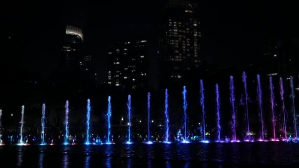3 в 1 відео. Вечірній вид на барвистий фонтан — стокове відео