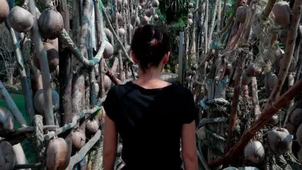 Середній знімок молодої жінки, що йде через дерев'яний міст. Дівчина в поході — стокове відео