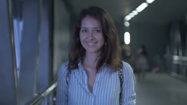 Uma bela jovem mulher está sorrindo cidade à noite — Vídeo de Stock