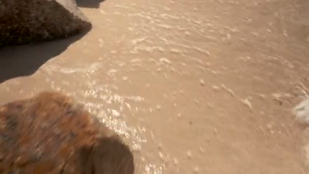 Punto di vista sulla sabbia dorata e rocce sulla spiaggia del mare. Luogo di nascita: — Video Stock