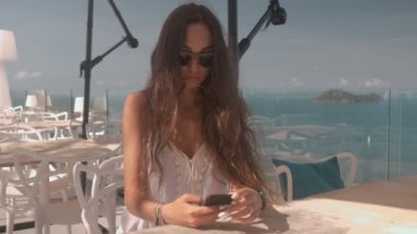 4 in 1 video. telefonunu kullanarak tatil günlerinde genç güzel kadın