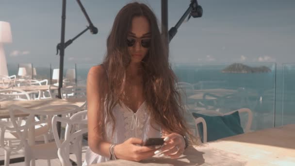 4 in 1 video. jonge mooie vrouw op vakantie met haar telefoon — Stockvideo